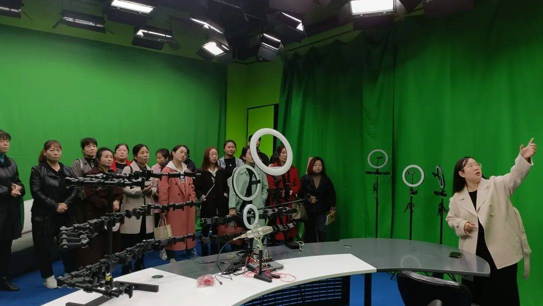 电商直播培训在爱唯尔直播间开展实训