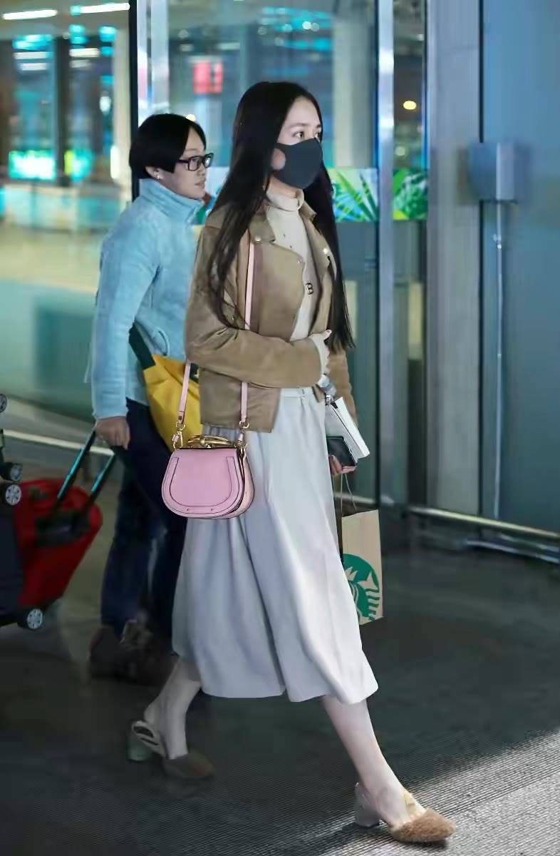 排场 郭碧婷一家出街排场大，穿着宽松随意没阔太范，1岁女儿真像爷爷