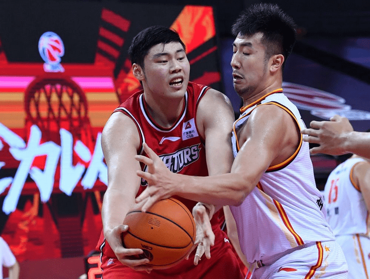 我们知道,赵义明的父亲赵仁斌曾经也是一名篮球运动员,在儿子的恋情