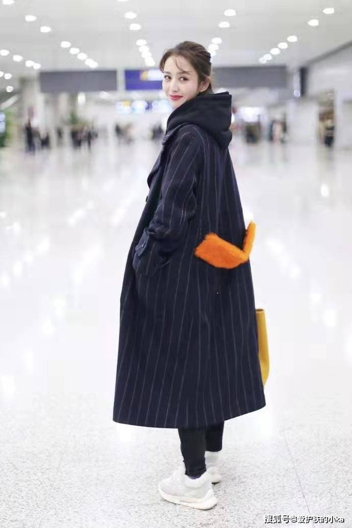 保暖性 佟丽娅短发好美,烫“大妈卷”也不显老气,穿深色大衣仍有少女感