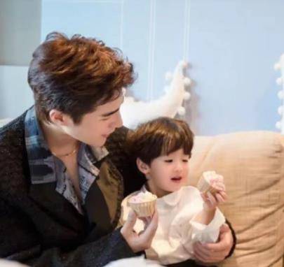 丹尼尔|麦迪娜为女儿庆满月，一家人打扮精致出镜，姜潮与女儿互动超宠溺