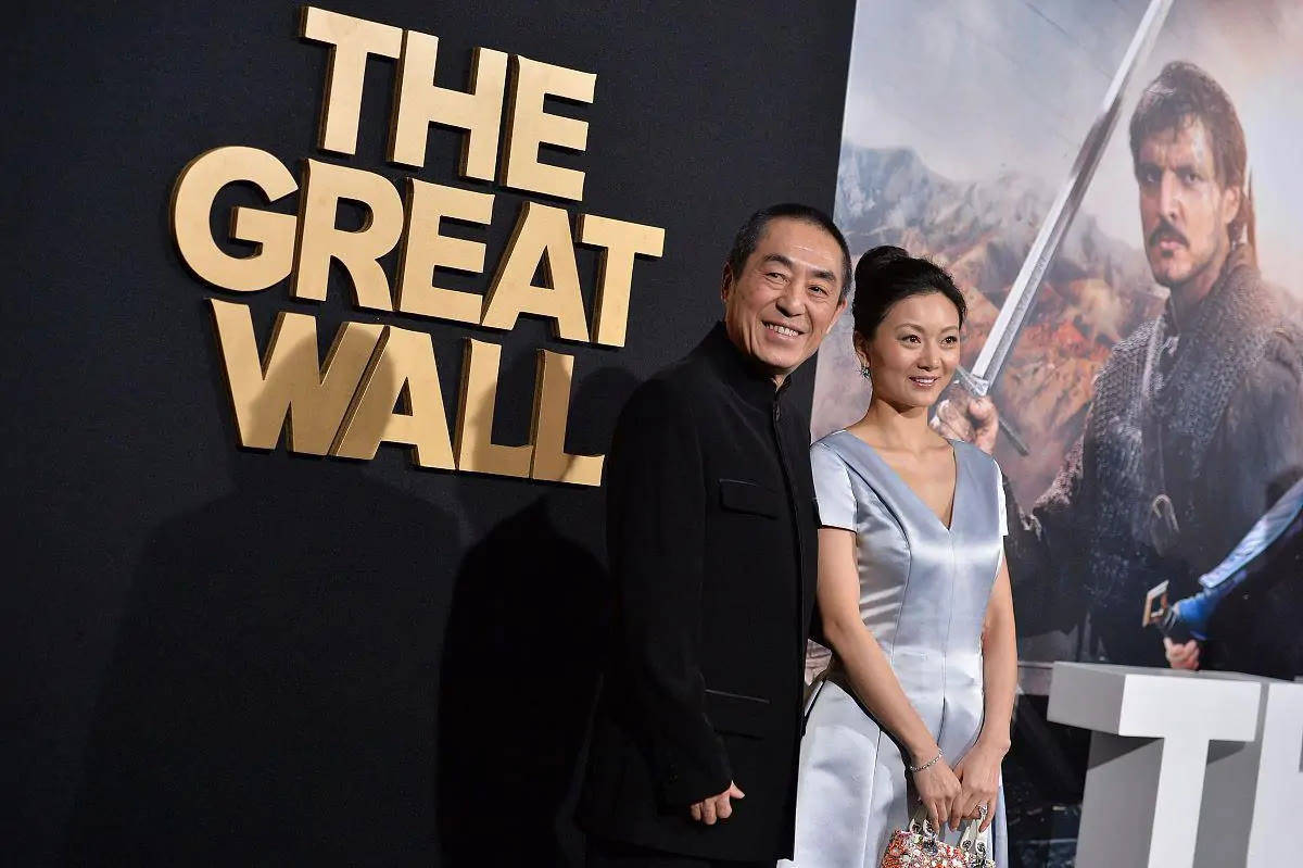 耳环 张艺谋娇妻真没法低调,穿衬衫配硕大钻石耳环,水钻珍珠包更抢眼