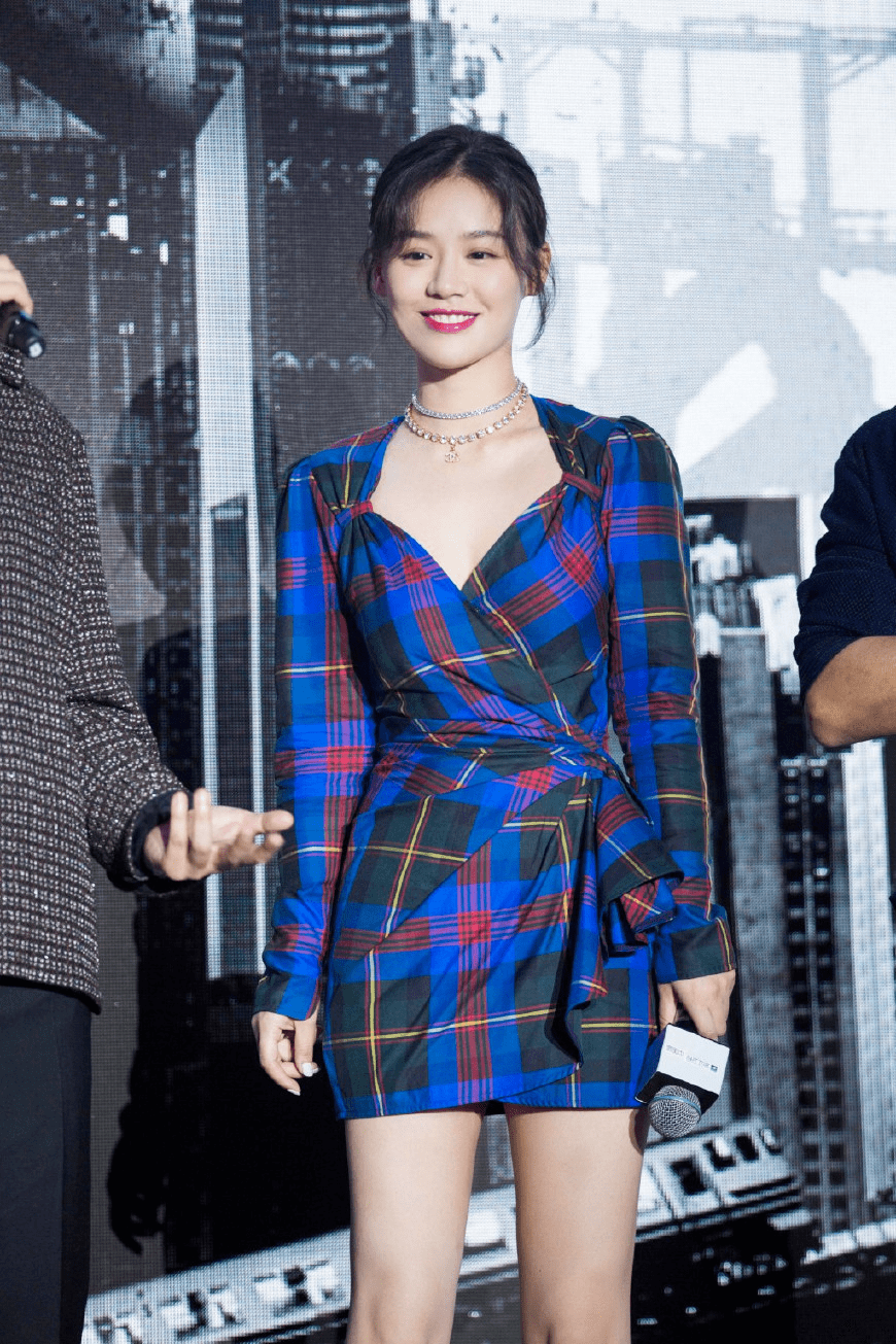 黑色 马思纯瘦下来更有“少女感”，穿白毛衣配短裙，甜美温柔又减龄