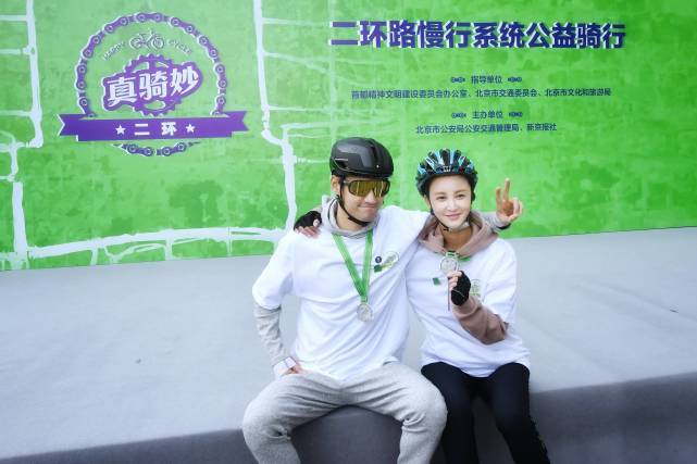 张歆艺 张歆艺彻底瘦回巅峰状态!卫衣搭T恤秀出纤细身材,与袁弘好恩爱