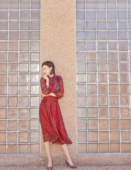 身材 叶一茜真够“阔太”气质范，短发配纯色系连衣裙魅力十足，真高级