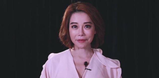 因为她是娱乐圈整容狂魔，连续整容高达60多次，后遗症却让她非常苦恼