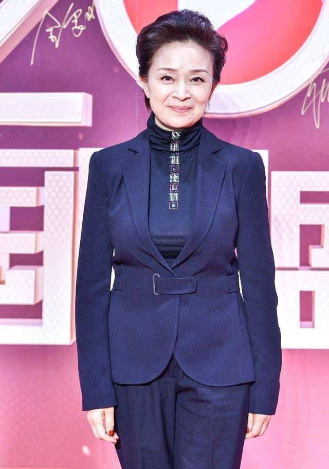 漂亮 刘莉莉气场十足，穿西服套装出席活动穿出高级感，漂亮大气