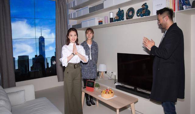 白又美 白T恤搭配休闲裤,再普通不过的打扮,李小冉却穿得很高级!