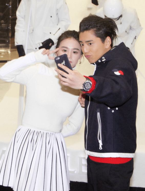 黑色 马思纯瘦下来更有“少女感”，穿白毛衣配短裙，甜美温柔又减龄