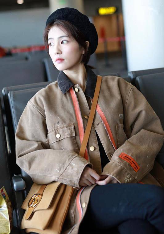 帆布鞋 白鹿终于换风格，穿卡其色夹克配黑裤，帅起来也很撩人！