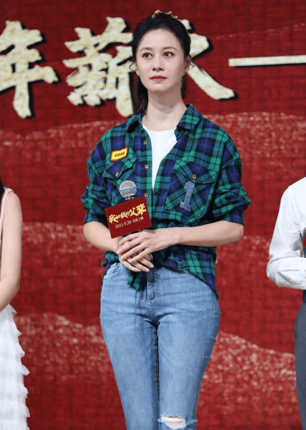 身材 43岁倪虹洁状态太好！把老土格纹穿出高级感，身材线条不输小姑娘