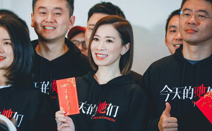卫衣 佘诗曼新戏开机学聪明，穿卫衣配短裤秀身材，穿绿色厚底靴更夸张