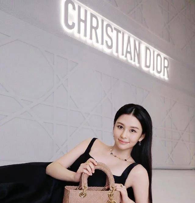 好身材 沈月遗传到了邱淑贞的好身材，穿小黑裙风采万千，真吸睛！