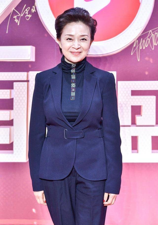 漂亮 刘莉莉气场十足，穿西服套装出席活动穿出高级感，漂亮大气