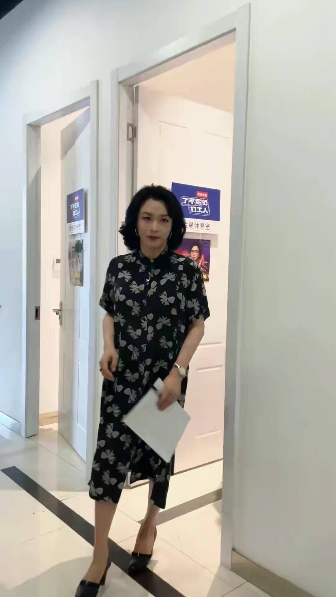 裙子金星录节目被拍，穿碎花长裙烫卷发真优雅，50＋妈妈就该学学她！