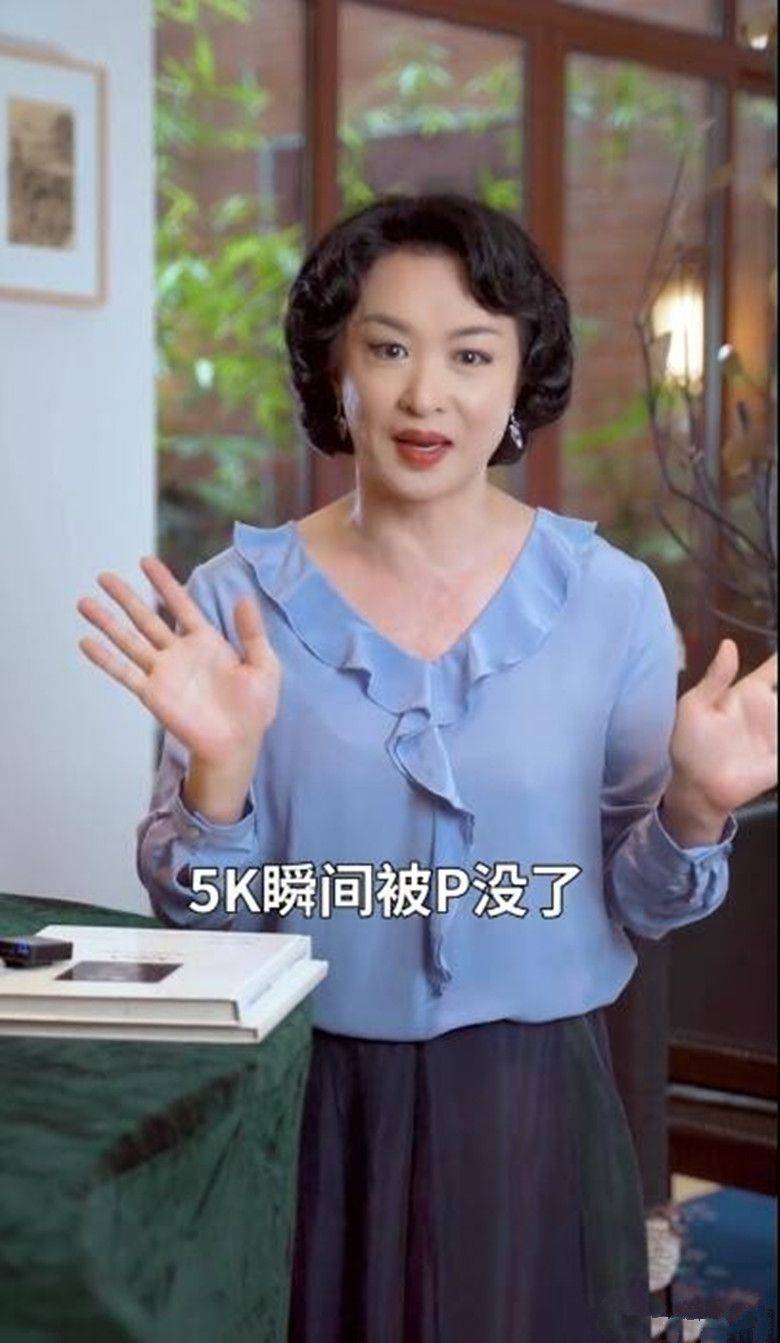 裙子金星录节目被拍，穿碎花长裙烫卷发真优雅，50＋妈妈就该学学她！