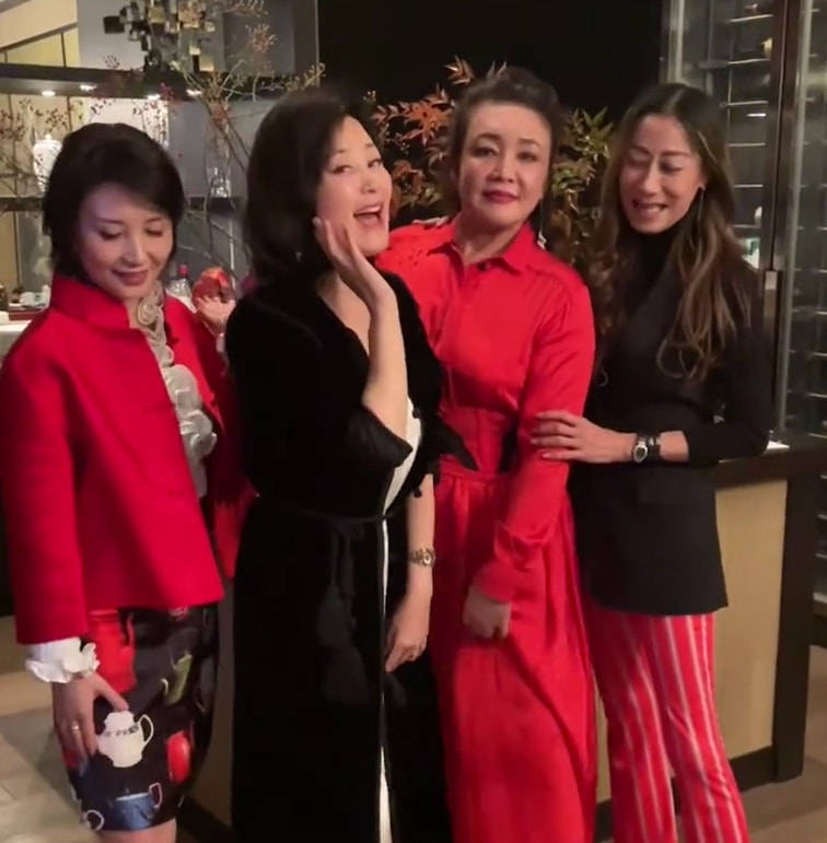 毛衣 张兰入秋后穿毛衣，配牛仔裤年轻又时髦，60老人也能穿的漂亮！