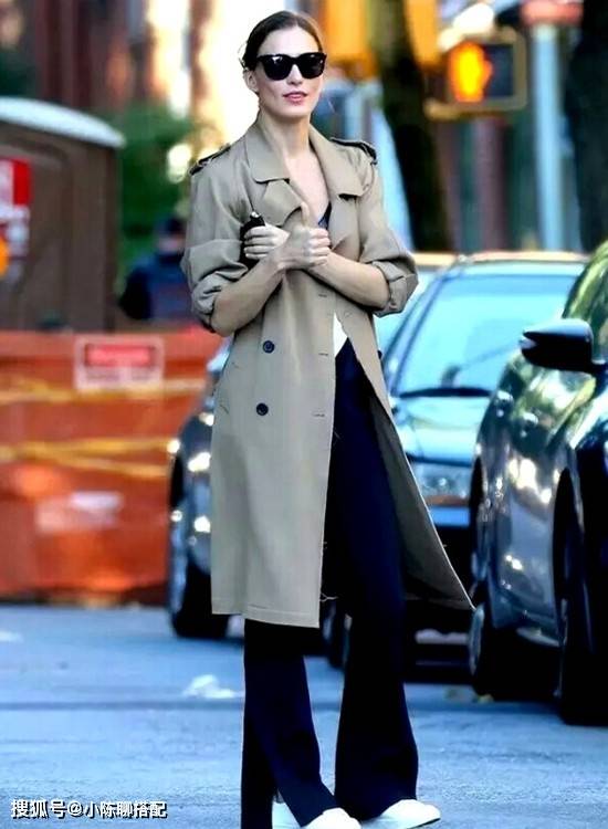 配饰 四五十岁女人选风衣，这“8不要”法则要记好，时尚大方又很高级