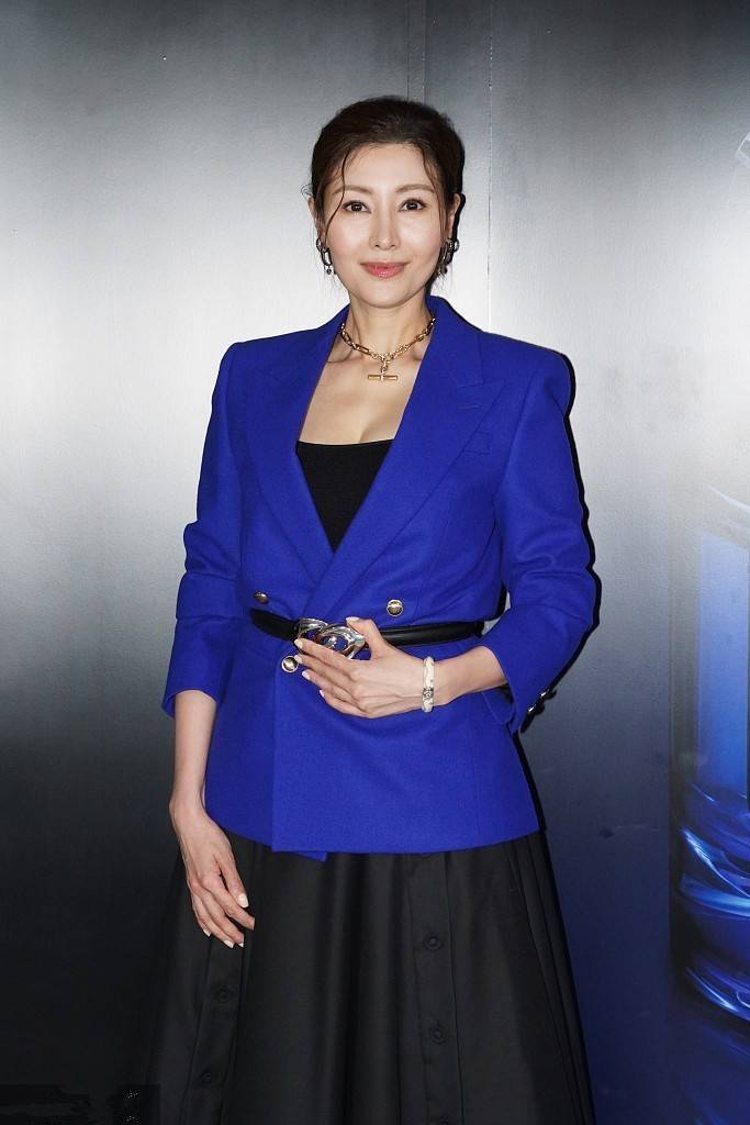 李嘉欣 51岁李嘉欣发福显老态,穿宽版西装配长裙难掩臃肿,幸好气质还在