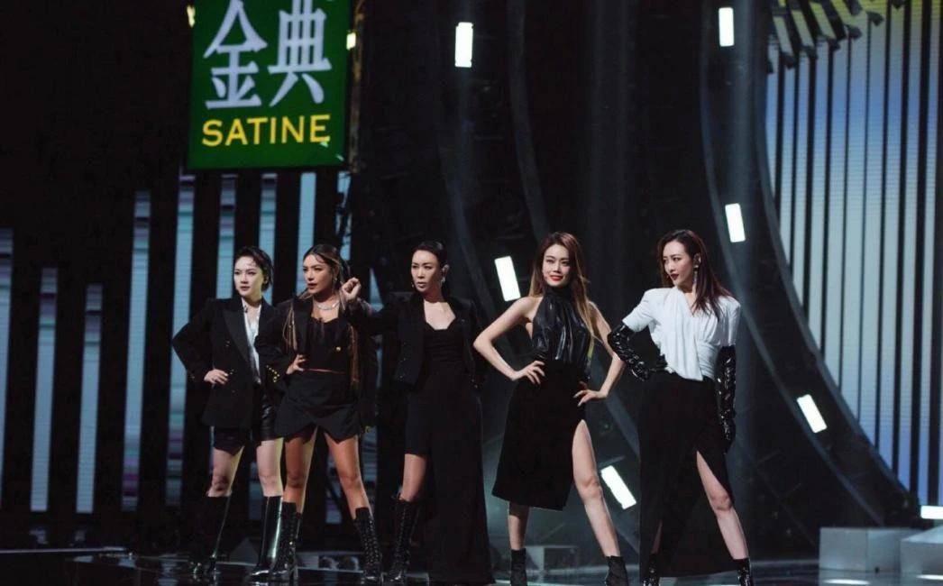 好身材 容祖儿就像黑色天鹅，穿黑色服装秀出好身材，女人看了都心动