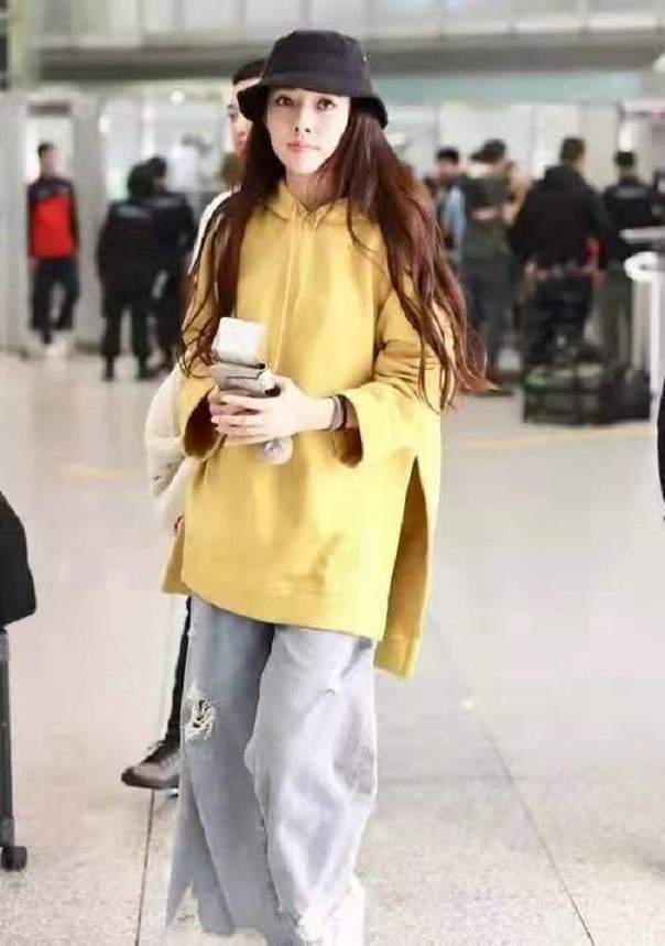 下装 郭碧婷成为宝妈风采依旧，卫衣搭阔腿牛仔裤，随性减龄超好看