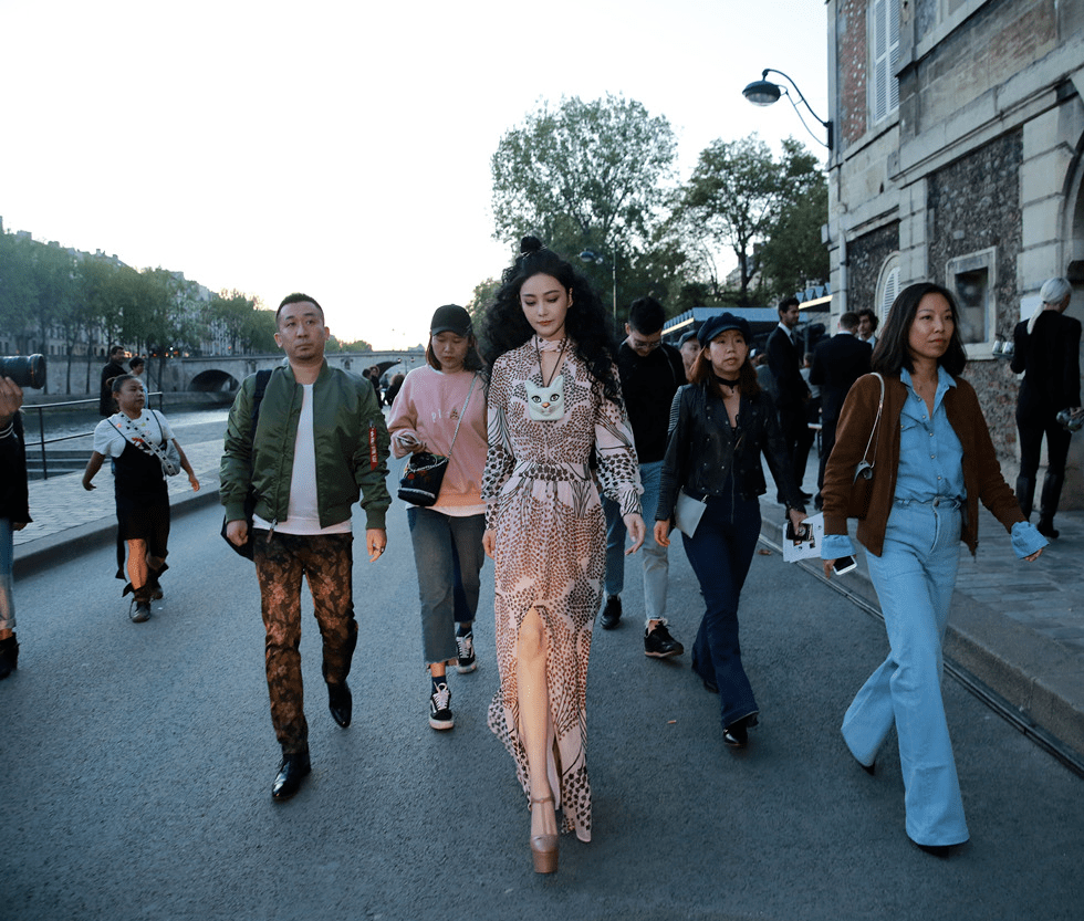设计 张馨予人美就是任性，一袭碎花裙高贵性感，“爆炸丸子头”太抢镜