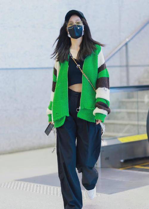 佟丽娅 佟丽娅也太有眼光了，看似“破旧”的针织衫，却成为最亮眼的服装