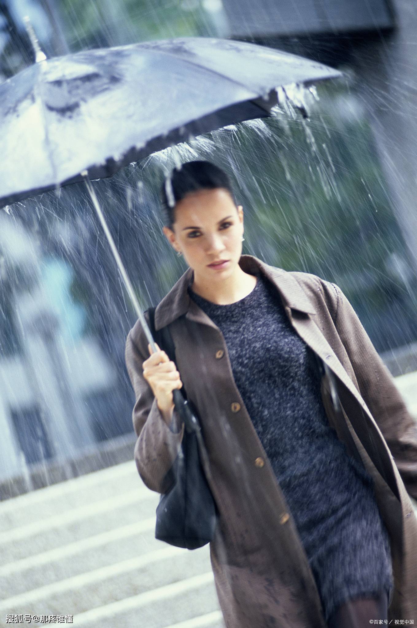 颜色 秋大衣 怎样 穿?这种 搭配 保暖 又时髦,太适合 一般人穿