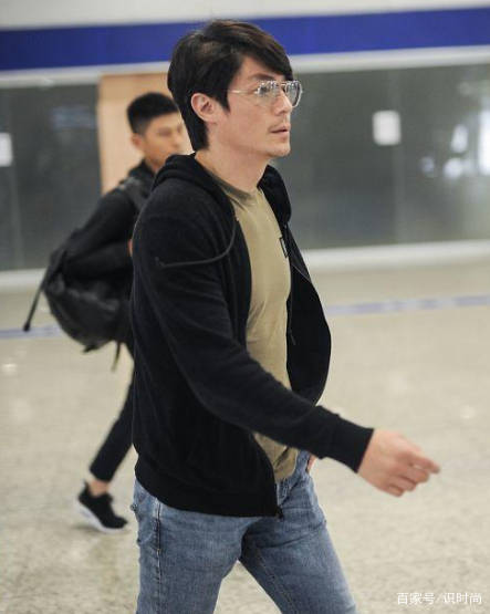 胡子 霍建华真不愧是神颜值，胡子拉渣都这么帅气，穿休闲装像20岁出头