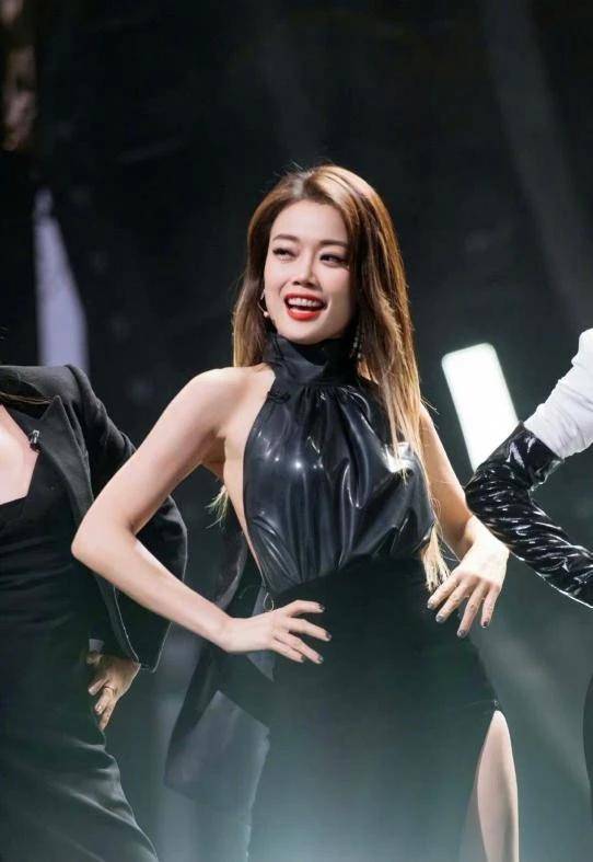 好身材 容祖儿就像黑色天鹅，穿黑色服装秀出好身材，女人看了都心动