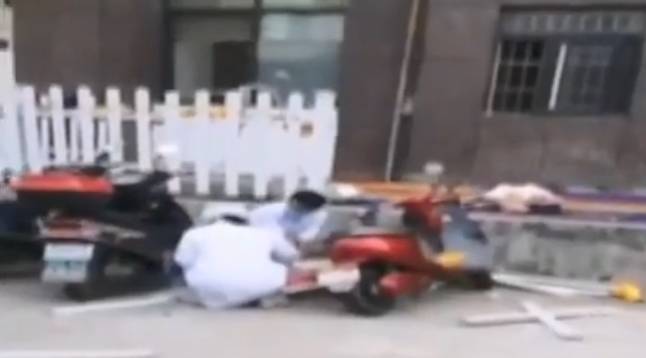 高空|太可怕了!红衣女突然从天而降,直接砸到路人头上,两人双双身亡