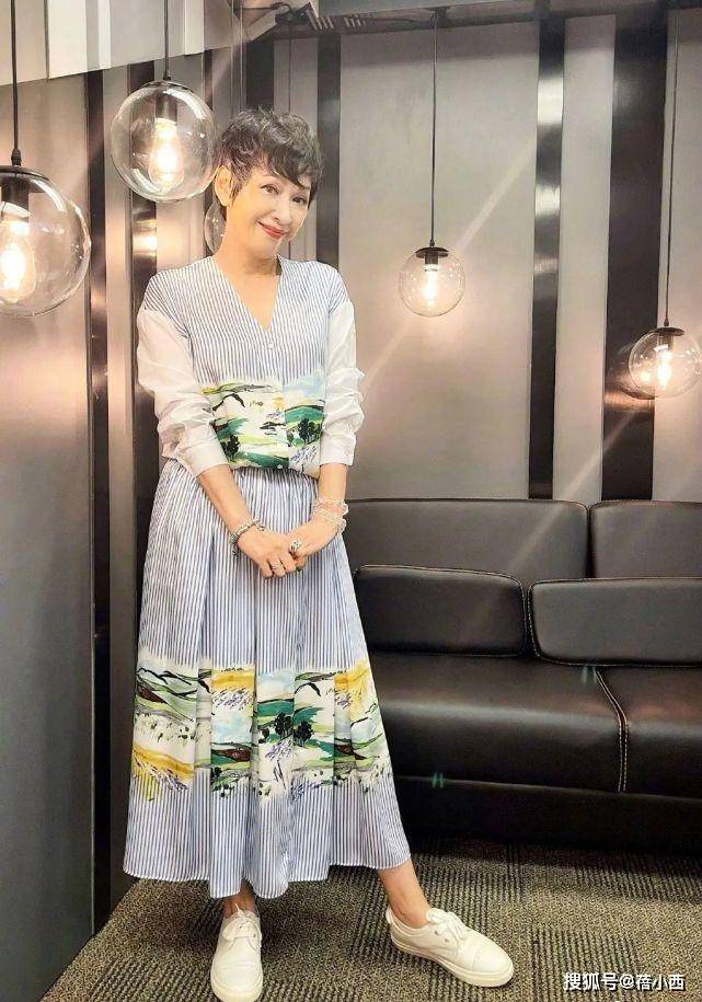 黑色 余安安越老越敢穿,60岁还能穿一字肩开衩裙,拍照根本不用抢C位