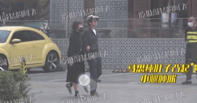 张哲轩马思纯张哲轩挽手逛街，马思纯小腿肿胀肚子微微隆起两人感情真好