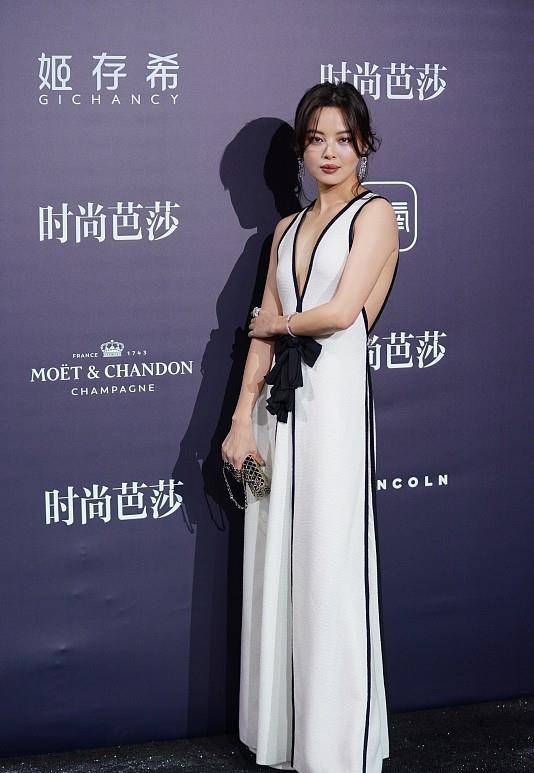 身材 辛芷蕾化了欧美妆，却没有欧美范，穿白色裙子气质很温柔
