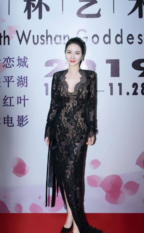 黑色 叶璇真放得开，穿“蕾丝”连衣裙大秀傲人身材，一般人真不敢模仿