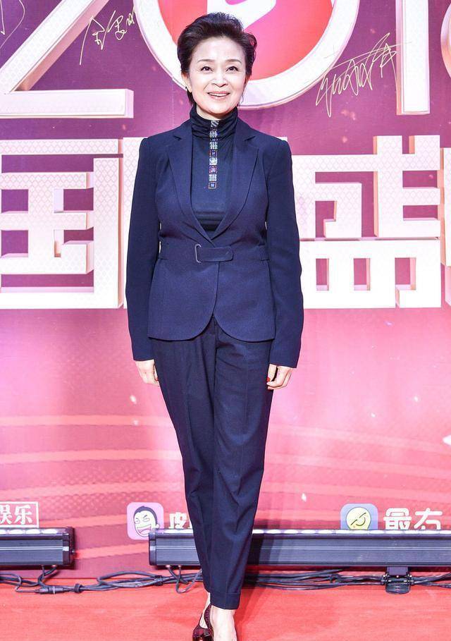 漂亮 刘莉莉气场十足，穿西服套装出席活动穿出高级感，漂亮大气