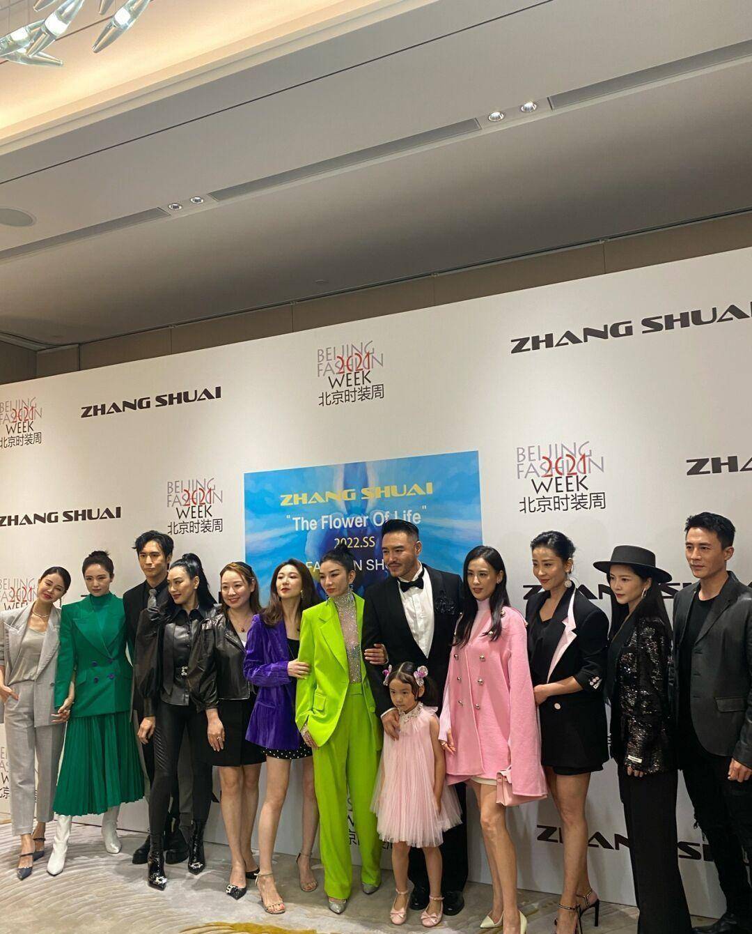 黑色 黄圣依穿上了粉嫩的裙子，气质不输范冰冰，两位美女太养眼了