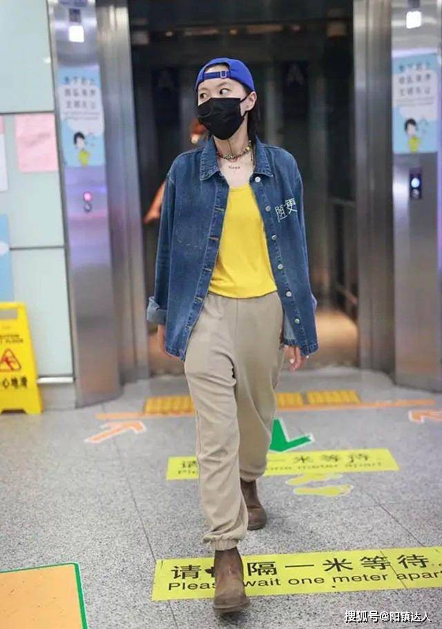 配饰 窦靖童的打扮终于“正常”，穿牛仔外套赚足眼球，真给王菲长脸了