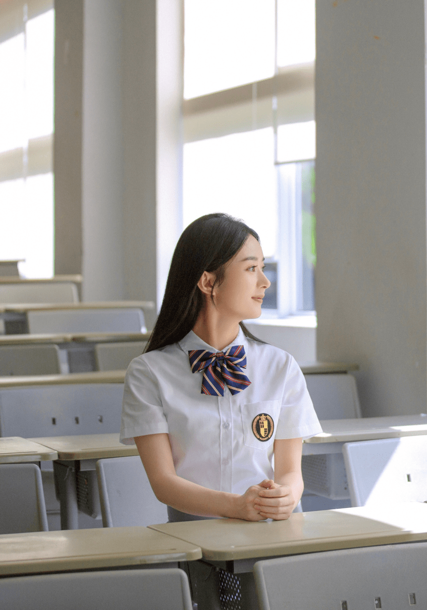 秘密 34岁赵丽颖逆袭时尚圈，当妈后颜值反而更高，秘密就在于穿搭上