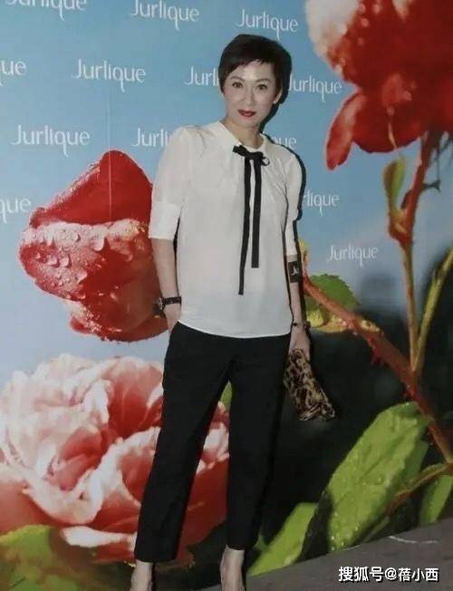 黑色 余安安越老越敢穿,60岁还能穿一字肩开衩裙,拍照根本不用抢C位