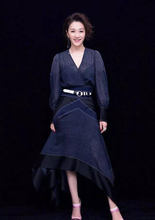 白又美 白T恤搭配休闲裤,再普通不过的打扮,李小冉却穿得很高级!