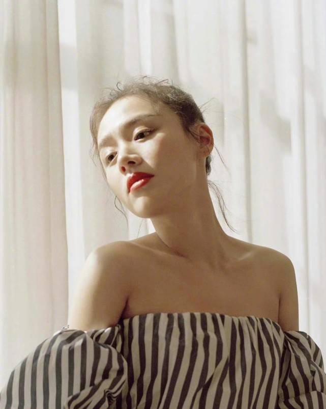 张哲轩马思纯张哲轩挽手逛街，马思纯小腿肿胀肚子微微隆起两人感情真好