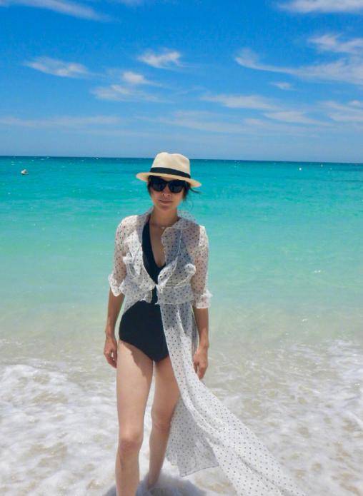 黑色 刘嘉玲真是冻龄女神，穿白色衬衫搭配黑色西裤简约大气，漂亮大方