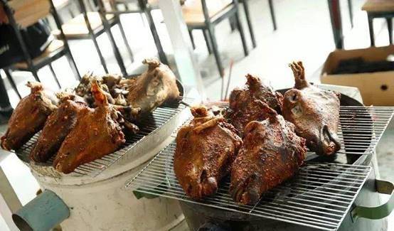 北欧可怕的 黑暗料理 将羊头直接放火上烤 国人 难以理解 挪威