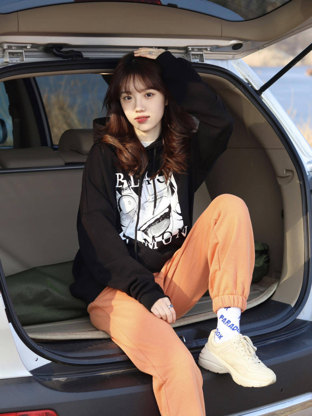 整体 谁说穿卫衣普通?get这些时髦精必备小技巧,秋季出街告别路人感