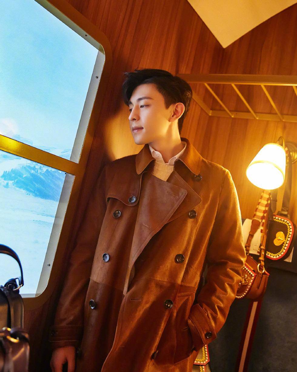 卫衣 本以为邓伦风衣造型已经够帅了，没想到换上卫衣居然别有风格！