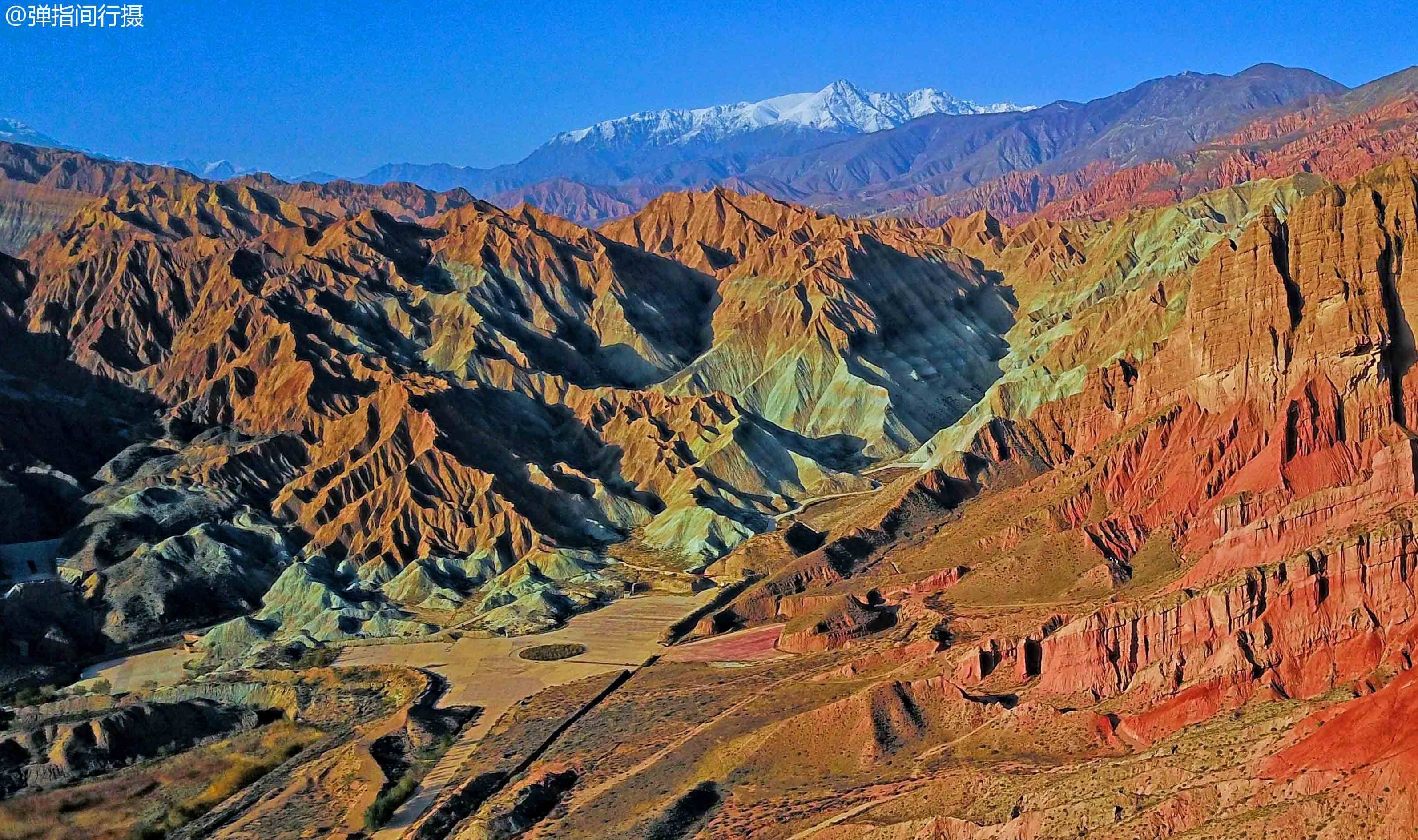 青藏高原上的“小江南”，奇特丹霞地貌色彩斑斓，秋季美景如仙境