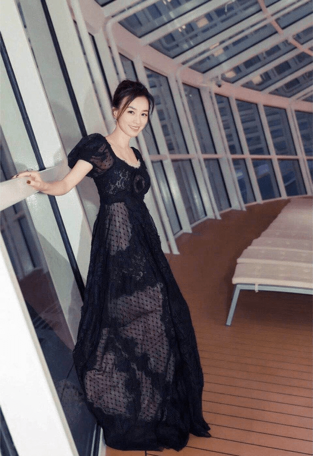 身材 张庭真是不老女神,穿白色上衣搭配半身裙简约优雅,高级减龄