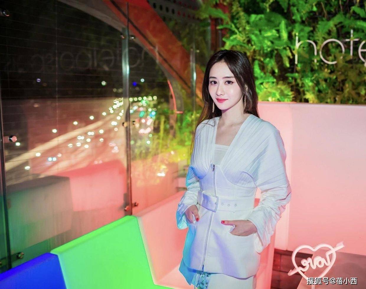 美眉 陈德容太会“扮嫩”，穿玫红色西装配芭比粉长靴出镜，说她47谁信