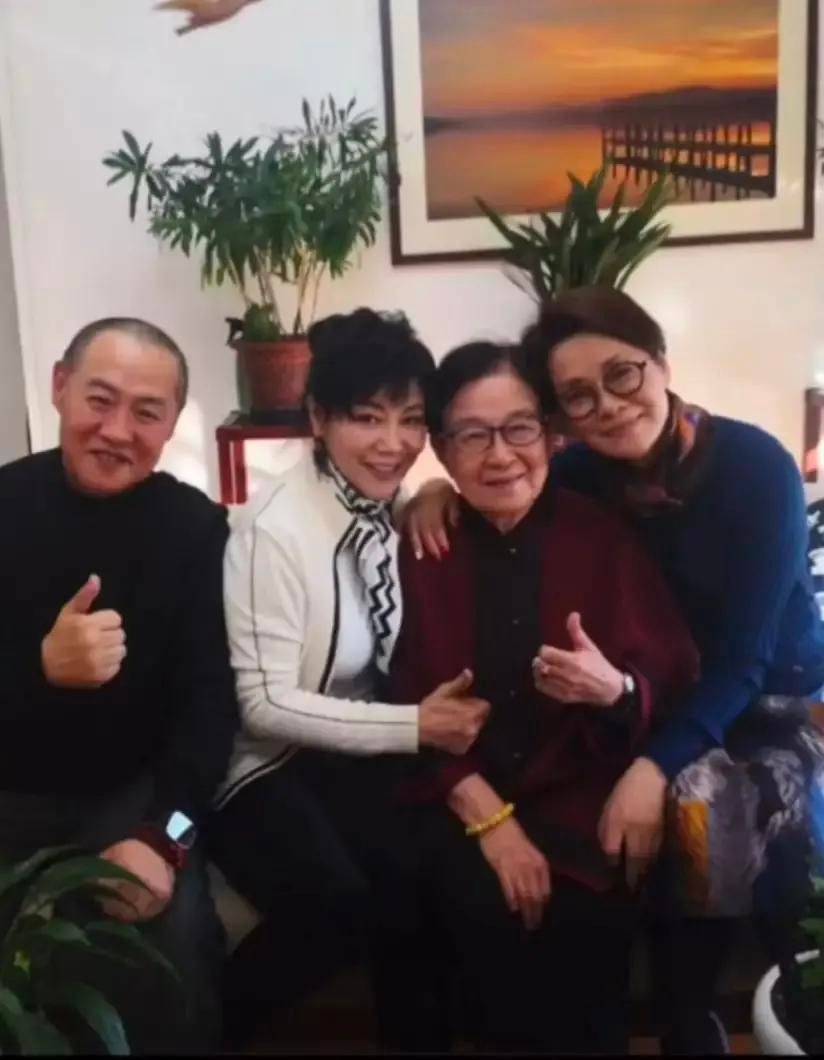 显得 毛阿敏现身三宝女儿庆生宴，素颜土黄又干瘪，这才是真实的老人！